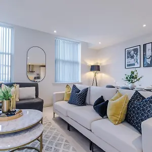  Apartment Designer In Sleeps 5 United Kingdom